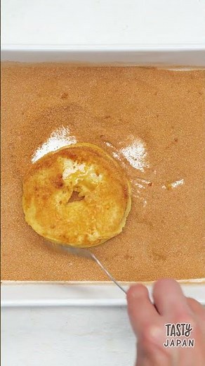 【子どもが喜ぶパンケーキ】甘いりんごが丸ごと♡シナモン香る絶品パンケーキの簡単レシピ / Apple Ring Pancakes with Cinnamon Sugar