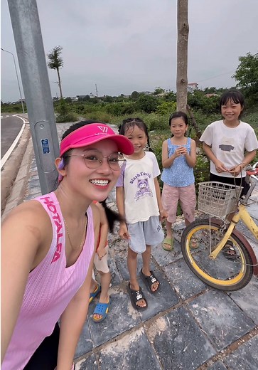 Chạy bộ đeo tai nghe: Trang chạy bộ và fan nhí đông vui