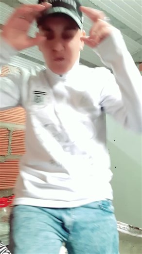 Expressive Gestures Performance in Casual Attire