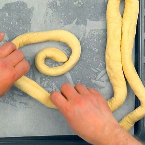 466K views · 5K reactions | Une pizza venue d'un autre monde  Pour les instructions, c'est par ici : https://youtu.be/0Z-g0wY_7s8 Sauvegarder sur Pinterest : https://bit.ly/2zC0SGV | Bon Ap’ | Facebook