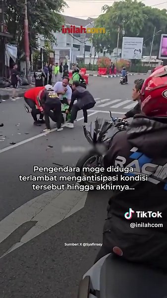 Sunmori di kawasan Senayan, Jakarta Pusat, berujung kecelakaan setelah moge menabrak motor ojol di zebra cross, Minggu (4/10/2026). Kecelakaan terjadi saat sejumlah pengendara berhenti untuk memberi jalan kepada pejalan kaki. Pengendara moge di belakang diduga terlambat mengantisipasi kondisi tersebut. Head of Safety Riding Promotion Wahana, Agus Sani, mengingatkan pentingnya menyesuaikan kecepatan dan memperhatikan kondisi lalu lintas di depan. - Selengkapnya kunjungi website dengan klik link d