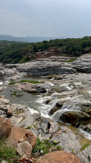 08-11-2025 தொல்லக்காது நீர்வீழ்ச்சி ✅ பஞ்சப்பள்ளி அணையில் இருந்து வெளியேறும் நீர் தான் இங்கி வருகிறது 👍🏾 10-11-2025 (பதிவு செய்த நாள்) தர்மபுரி மாவட்டம் பாலக்கோட்டில் இருந்து 11 கிலோமீட்டர் தொலைவில் அமைந்துள்ளது ✅ இந்த இடத்தை அனைவரும் குட்டி ஒகேனக்கல் என அழைக்கின்றனர்..ஒகேனக்கல் மாதிரி இங்கேயும் மது பாட்டில்களும்,சடங்கு என்ற பெயரில் துணிகளை ஆற்றில் வீசி விட்டு செல்கின்றனர் 😥 வழுக்கும் பாறைகள் உள்ளதால் பாதுகாப்பாக செல்ல வேண்டும் ✅ இந்த இடத்துக்கு கார் மற்றும் இருசக்கர வாகனங்கள் மூலம் செல்லாம் 