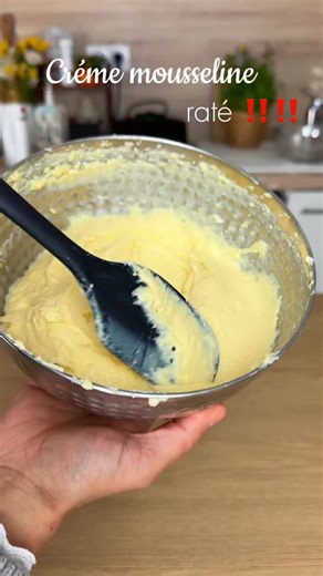 zinouba 🧚‍♀️🧚‍♀️ on Instagram: "Meilleure recette crème mousseline inratable 👌 Les ingrédients: 5-6 jaunes d’œufs 60 g amidon 120 g sucre 500 ml lait Arôme vanille 20 g beurre 200 g beurre mou à température ambiante 100 g pâte pistache ou noisette ou tartine chocolat Led étapes: Dans une casserole, verser 500ml lait .Porter à ébullition sur feu doux. Séparer les jaunes des blancs de 5-6œufs, et les mettre dans un saladier. Verser 120grammes de sucre et battre vigoureusement avec un fouet jusq