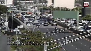 Pop-up TMT protests are happening statewide, including on Oahu roadways — here's the H-1 Freeway earlier this afternoon. STORY: https://buff.ly/2M1KTpm #HINews #HNN | Hawaii News Now