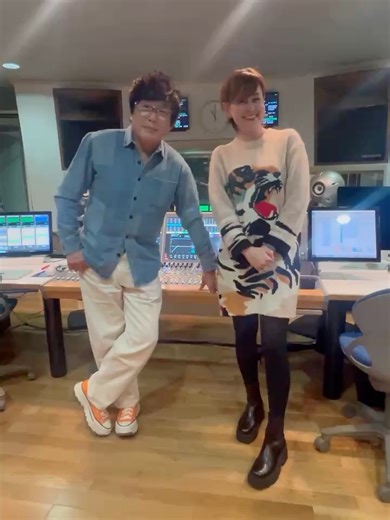 トムセン陽子 on Instagram: "昨日の「9の音粋」は昨年11月に引き続き、佐藤竹善さんをお迎え❣️新プロジェクト「Joppa Leigh」についてお話を伺いました✨🎧 今回も洋邦の音楽世界についてスーパー勉強になりながら、Joppa Leighのプロジェクトに対する想い、たっぷりとお話いただきました。 リスナーさんのメールでもいただきましたが、このプロジェクトは竹善さんのすべてが詰め込まれてる。 これだけのキャリアでも、そこに留まるのではなく、臆せず自身の思うままに楽曲をグローバルに発信する。 そんなパッションを伺えて、こちらまで胸が熱くなりました。 カバー動画、オリジナル楽曲のリリックビデオはこちらからアクセスしてみてください↓✨ @joppaleigh 竹善さんにこんなにショートスパンでお会いできて、濃い〜話を伺えた幸せを噛み締めております。 キュウオン火曜セミレギュラー竹善さん、 またいつでもいらしてください❣️ 音楽の先生❣️青森のプリンス🤴🧡 p.s. 最後は恒例？の「写真と思わせて動画だったシリーズ」ὠ