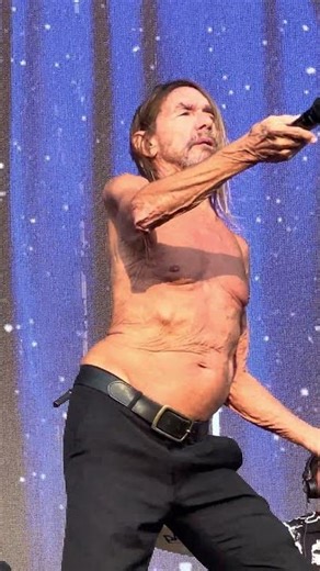 👕🔥 Red Hot Chili Peppers ft. Iggy Pop dances on the grave of genre and age #RHCP #iggyPop