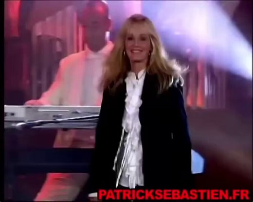 "Bette Davis Eyes" by Kim Carnes: Seductive, mysterious, and a defining 80s hit with mesmerizing eyes!✨🎶