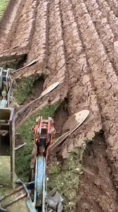 Wie funktioniert ein Pflug? Der Pflug schneidet und wendet die Erde mit seinen Scharen. Die Schare können bis in eine Tiefe von 25 bis 30 Zentimetern reichen. Der Pflug lockert, krümelt und mischt den Boden. Der Boden wird so aufnahmefähiger für Wasser und lockerer. | René Böhme