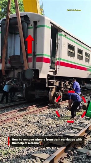 How to remove wheels from train carriages with the help of a crane. #safetyfirst #railwayworkshop