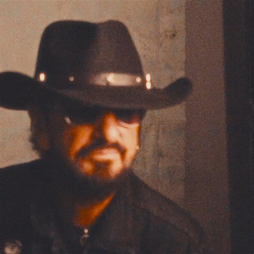 We’re back to country music, and I love it! My new country album LOOK UP, produced by T Bone Burnett, is out January 10. You can pre-save or pre-order and get the album’s debut track “Time On My Hands” now 😎✌️🌟❤️👏🎶🥦🍎☮️ | Ringo Starr