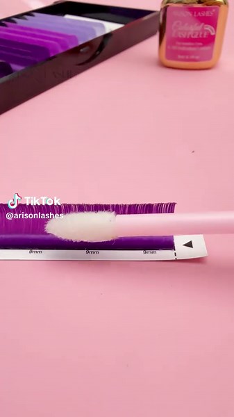 Light Purple Lash Spikes in 2 Steps 🟣 Sharp, defined color. Here's how. ▪️ STEP 1: BOND THE TIPS Apply Super Bonder to purple lash tips. → Prepares them for shaping. ▪️ STEP 2: CREATE SPIKES Use a lash comb to brush through. → Forms clean, pointed spikes. 💡 PRO TIP: This bonder-first technique works for all colored lashes. Tips stay sharp. Color stays vibrant. Follow @ArisonLashes for Pro Lash Tips Shop Pro Lashes: www.ArisonLashes.com⁣⁣⁣⁣⁣ #lashextensions #eyelashextensions #lashtutorial #las