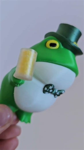 3d Printed hilarious frog for St Patricks Day! #3dprinted #stpatricksday #frogart #3dprinter