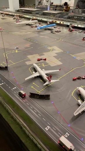 Modellbau Flughafen mit Start & Landung - Modelleisenbahn H0 MiWuLa Hamburg