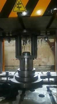 Opération d'emboutissage profond d'extincteur et de bouilloire en acier avec une presse hydraulique