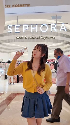 Lavigne | 📍Penang on Instagram: "💛+💙 Style Drop by Sephora to restock my d’Alba first spray serum ! So fine and so moisture after every spray ! I love it ! And now they are having event ! Stand a chance to win a free trip to Korea 🇰🇷 ! Check it out d’Alba at your nearest Sephora store ! @dalba_malaysia"