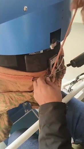Automatic string thrusting machine for hoodie