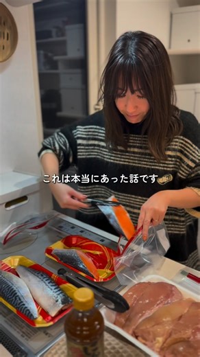 きなこ夫婦｜41歳在宅フリーランス6年目 on Instagram: "→@kinakofufu これは本当にあった話です 妻は怒らなくなった 声を荒げることも、ため息もない。 ちゃんとした話し合いもしなかった。 ある夜。 シンクに洗い物が残ったまま、 妻は子どもを寝かしつけようとした 旦那はソファでスマホを見ながら言った。 「なんか元気ない？」 妻は首を振っただけ。 何も言わなかった。 旦那はこう言った 「言わないと分からないだろ」 でも妻はもう、 何をどう言えばいいのか 考える気力すら残っていなかった。 翌朝も、 弁当はできていて 洗濯物も干されて 保育園の準備も 家事も育児も 何ひとつサボらなかった。 ある日、旦那が言った。 「じゃあ、何が不満なの？」 妻は答えなかった。 もう、不満の話じゃなかったから。 気づいたことは、ひとつだけ。 愛情だけが、静かに消えていること。 それから数ヶ月後。 夕飯のあと、食器を片付けながら 妻は淡々と言った。 「離婚したい」 旦那は箸を止めて、混乱した。 「え？急すぎない？ そんな話、今まで出てなかったじゃん」 違う。 急じゃない。 怒らなくなった