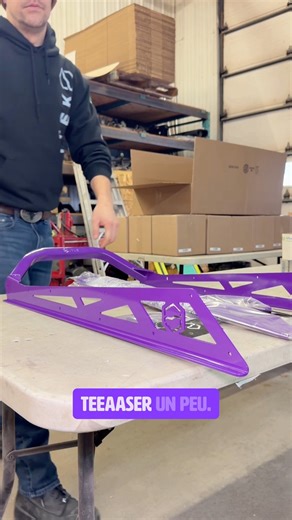 🚨 𝗣𝗹𝗼𝘁 𝘁𝘄𝗶𝘀𝘁 : On passe au mauve.. et au rose !! Pour ceux et celles qui rêêêvaient d’une motoneige avec…. du caractère 🙄😬 OK — SANS BLAGUE: 𝗧𝗼𝘂𝘀 𝗻𝗼𝘀 𝗽𝗿𝗼𝗱𝘂𝗶𝘁𝘀 𝘀𝗼𝗻𝘁 𝗺𝗮𝗶𝗻𝘁𝗲𝗻𝗮𝗻𝘁 𝗱𝗶𝘀𝗽𝗼 𝗲𝗻 𝗺𝗮𝘂𝘃𝗲 𝗲𝘁 𝗲𝗻 𝗿𝗼𝘀𝗲 𝗳𝗹𝘂𝗼. De.Rien 😎 Andréanne Lemieux Sport VL #newcolors #motoneige #RideInStyle #fabricationlocale #2026Vibes | Itek Industries