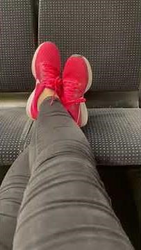 Wie sie wohl Riechen nach einem langen Arbeitstag in Nylonsocken und Sneakers 🤔