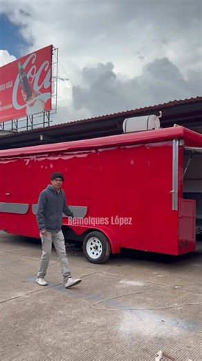 Las cocinas rodantes son una excelente opción para iniciar o hacer crecer tu negocio, ya que te permiten trabajar en distintos puntos sin pagar renta fija y con un diseño totalmente funcional. Se fabrican a la medida, adaptándose al giro de comida que deseas y al espacio que necesitas para trabajar cómodo y seguro. Nuestras cocinas móviles cuentan con estructura resistente, excelente movilidad, acabados profesionales y la posibilidad de personalizar tanto el interior como el exterior. Son ideale