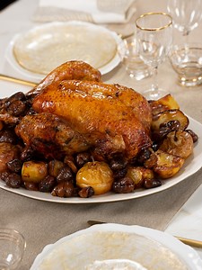 ⭐Pas besoin d’être un chef étoilé pour briller en cuisine. On vous a préparé une recette ultra gourmande : un chapon rôti, des pommes, du pain d’épice, du cidre… Prêt à sortir le grand jeu ? 🎄Les ingrédients pour 6 à 8 pers : 1 chapon d’environ 3kg / 150 g de pain d’épice / 100 g de lardons fumés / 5 pommes / 1,2 kg de grosses pommes de terre / 40 cl de cidre / 1 cube de bouillon / 1 gros bocal de châtaignes / 30 g de beurre / Huile de tournesol / Sel, poivre 🎄Les étapes : 1/ Coupez le pain d’