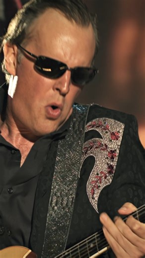 Joe Bonamassa performing Royal Tea LIVE from the Ryman. | Joe Bonamassa