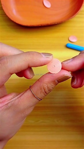 It’s all in the pinch! Turning circles into petals. 🤏 #QuillingArt #CreativeCrafts #PaperCrafts