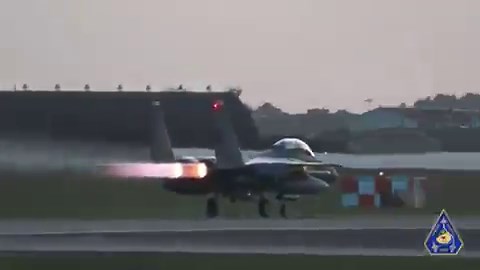 🚨🇺🇸🇬🇧🇮🇷 BREAKING: The F-15E Strike Eagle shot down over Iran was from RAF Lakenheath, UK, assigned to the 494th Fighter SquadronThe F-15E is a two-seat multirole fighter carrying 23,000 pounds of bombs at 1,875 mph.A pilot up front, a weapons systems officer in the back.It's been the workhorse of this war since day one. The jet costs $31 million in 1998 dollars, closer to $100 million for newer models.It entered service in the late 1980s and is still one of the most capable strike aircraf