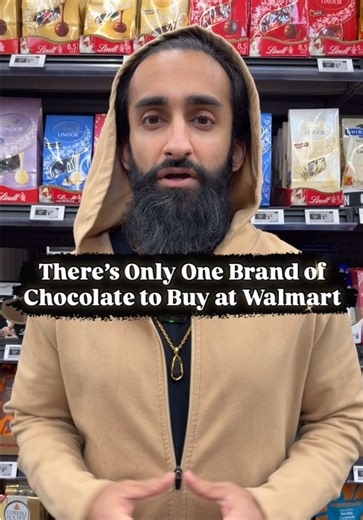 🍫🛒 I checked the entire chocolate aisle at Walmart… and only ONE brand makes my list. Most bars are loaded with sugar, glucose syrup, soy lecithin (often GMO), and vague “natural flavors” 🚫🤢 👉 The clean swap? @hukitchen ✅ Organic ingredients, simple formulas, and tons of delicious flavors 😮‍🔥🍯 🌱 And yes—cacao comes from the earth. Trace minerals naturally occur in soil, just like with foods such as avocados. Big difference between that and industrial junk. Read labels. Choose better. En