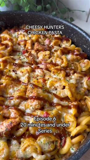 Episode 6 - 20 minutes and under series . Cheesy Hunters chicken pasta . ⬇️ Recipe below ⬇️ . Press save for dinner inspiration 📌 follow @dinner_at_hols for more recipes like this . Recipe serves 4. . Ingredients. . 300g pasta (uncooked weight) 500g chicken (diced) 150g smoked bacon (diced) 1tbs smoked paprika 1/2tbs oregano 1/2tbs garlic granules 1 onion (finely diced) 3 peppers (finely diced) 2tsp garlic purée (or 2 cloves) 1tbs tomato purée 4tbs bbq sauce - I used @hellmansuk 200ml chicken s