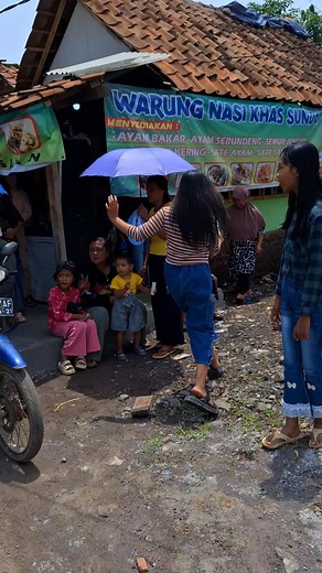 Cewe cantik dikejar kuda lumping mang talan #reelsviralシ #fypviralシ #kudalumping | Monz Marley