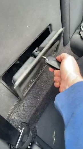 Audi TT Mk1 roadster emergency boot or trunk release. How to unlock it! #shorts
