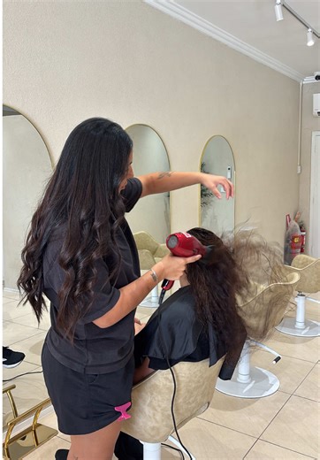 Healthy hair starts at the scalp — and yes, that means double shampooing. If you’re not double shampooing… Rayan has notes for you 👀🧴#instahair #sydney #creative #hairdressing