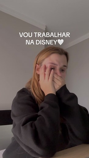 É com o maior prazer do mundo que eu venho aqui dizer pra vocês acreditarem nos sonhos de vocês! Foi um ano estudando todos os dias. tendo crises de ansiedade achando que eu não era capaz de conseguir, deixando de focar tanto nas redes sociais(sim, esse é o motivo dos sumiços), muitas noites em claro, pra conseguir chegar onde eu tanto queria... SIM!!!!!! EU FUI ACEITA PRA TRABALHAR NA DISNEY!!!! Com lágrimas nos olhos venho dizer que: EU CONSEGUI, Só quem é próximo de mim sabe o quanto eu me es