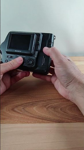 Sony Mavica MVC-FD200 Dual Media Floppy Disk and Memory Stick Digital Camera