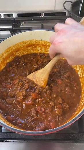 Must Try Bacon & Beef Chili (recipe below) If that name doesn’t make your mouth start watering, then we likely disagree on a lot of things in life… It’s easy, it’s delicious, and the leftover combos are endless. Save it, make it, and let me know how much you love it!! Ingredients: 6 Strips of Bacon 1 Onion 4 Cloves Garlic 1 Jalapeño 1lb Ground Beef 2T Chili Powder 1t Chipotle Chili Powder 1T Paprika 1t Cumin Salt & Pepper to Taste 1.5C Beef Broth (@kettleandfire) 1C Black Beans (or more!) 14.5oz