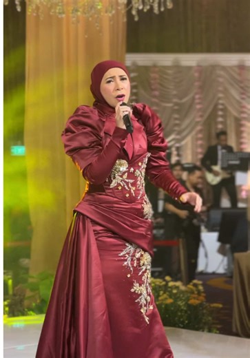 seru” an bareng teh melly goeslaw😍 The Wedding of dr.Dini & dr.Doohan #maharagungorganizer #mellygoeslaw #wedding