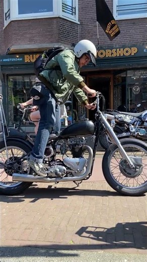 Kick that Triumph to live! Very nice old school Triumph hardtail chopper 😍
