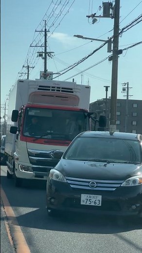 これ4トントラックドライバーさんに本当に申し訳ないなあ💦ありがとうございますやなあ😆トラックドライバーさんは優しいなあ最高#トラック #automobile