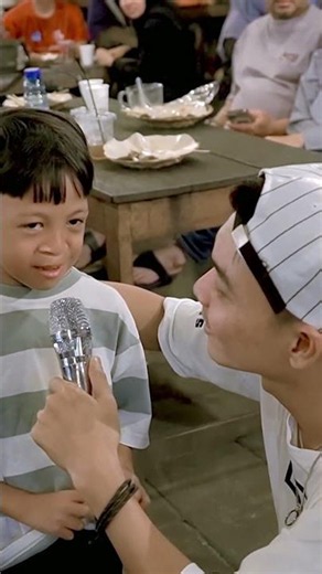 LITTLE KID ADDICTED TO BIRD SINGING HOBBY (Live Street Performance)