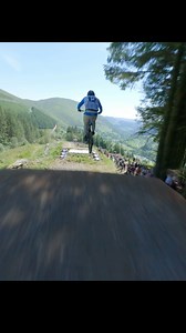 Watch the wind sock!!! The 90’s are the scariest hardline feature when the wind is blowing. As you approach each one you’ve got to check the wind socks and whip the bike into the wind - see how much it blows the back-end the other way on the 2nd one! Like a windscreen wiper 😂 #redbullhardline | Jono Jones