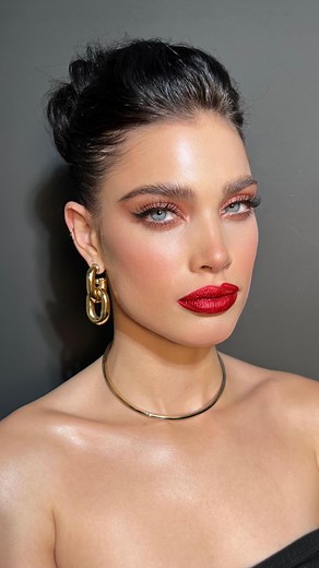 Nikki_Makeup on Instagram: "Simple but effective festive party makeup using just 10 products in total. Full tutorial on my stories now with beautiful @kambreedalton Hair by @andradarusumakeup #nikki_makeup #SundayTutorial"