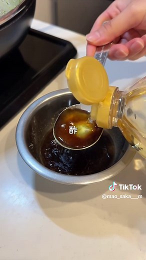 【豚バラもやしキャベツ蒸し】 豚バラ肉 好きなだけ(多めが良き) キャベツ 小さめ1/4玉(一口大にカット) もやし 1袋 塩こしょう 少々 酒 ひとまわし お水 100ml (A)砂糖 大さじ1/2 オイスターソース 小さじ2 ウスターソース 大さじ1/2 お水 小さじ2 おろしにんにく 少々 酢 大さじ1/2 ごま油 大さじ1/2 こしょう 少々 ブラックP 適宜 バター ふたかけ ネギ 好きなだけ ①キャベツは芯を落として一口大にカットする ②フライパンに蒸しざるをセットする ③キャベツ•もやし•豚バラ肉をのせる ④塩こしょうで軽く下味をつけて酒を回し入れる ⑤蒸しざるの間からお水を注ぐ ⑥蓋をして中火で7.8分蒸す ⑦蒸してる間にボウルに(A)を合わせてタレを作る ⑧蒸しあがったら⑦のタレをかける(フライパンに残ってる水分は旨味なので捨てずにかける) ⑨ブラックP•バター•ネギをかけたら出来上がり 動画で登場してる便利な蒸しざると蒸し皿のセットは @kuwaharashop_official さんの商品です。 フライパンにセットして蒸すだけで簡単に調理出来ちゃいました✌🏼しか