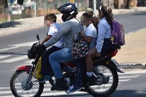 Menores de 12 años no podrán ir ni de pasajeros en moto aprueban diputados