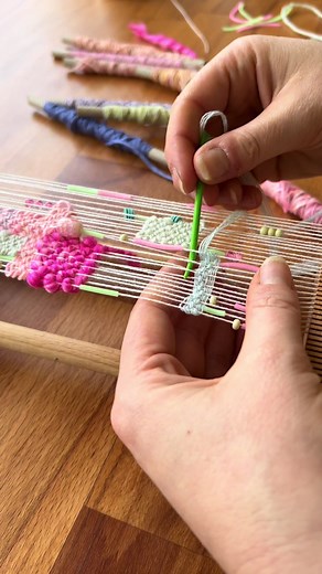 All week I’ve been itching to try this idea. Didn’t quite turn out as planned, but its quirkiness is too cute! #weaving #weavingloom #crafting #crafty