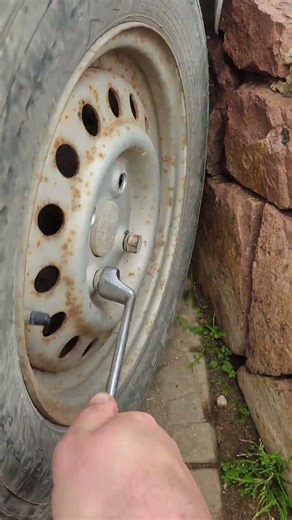 How to remove wheel bolt