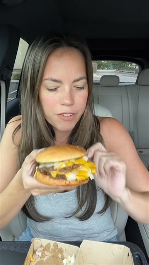 37K views · 877 reactions | The cheesiness and sauce were redeeming #cheeseburger #smashburger #eatingshow #mukbang #eatingvideo #foodreview #fastfood #mukbangeatingshow | Eatdrinkbe | Facebook