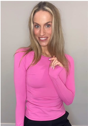 This pink long sleeve top is everything. 💕 With thumbholes for that extra snug fit and a flexible, durable fabric blend, it’s perfect for yoga, workouts, or just chilling in style. The sporty design isn’t just cute—it’s functional, too. Pair it with your fave leggings for a look that’s comfy enough for home but chic enough to hit the streets. Who says you can’t have it all in one top? @Uncia-Active #activewearfashion #activewear #longsleevetop #womensactivewear #womensfashion