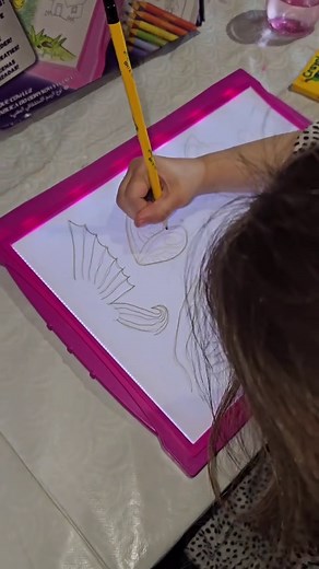Crayola Light-Up Tracing Pad: Easy Art for Kids