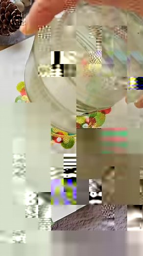 A quick and easy holiday watercolor wreath using this round tip sponge. I bought this sponge in Japan. It seems like a tool that they use for stenciling but I am not sure😅 Have you seen this before? #holidaywatercolor #holidayart #watercolorcard #watercolorwreath | Joly Poa Watercolorist